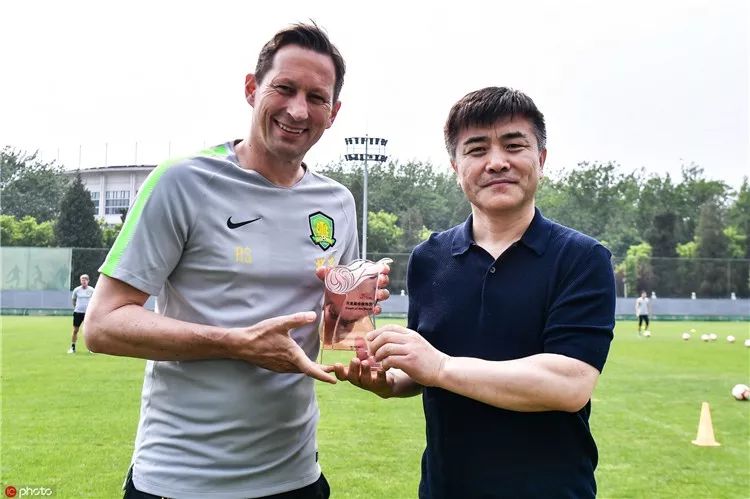 足球采访历史最佳球员是谁_足球采访球员最佳历史是哪一年_足球采访球员最佳历史是谁